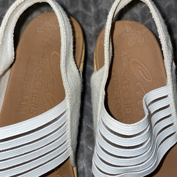 Skechers Luxe Foam Wedge Sandals. Size 7.5. Off White. - Picture 6 of 9